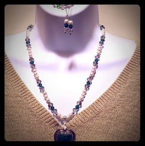 Women's fashion necklace with pearls and crystals